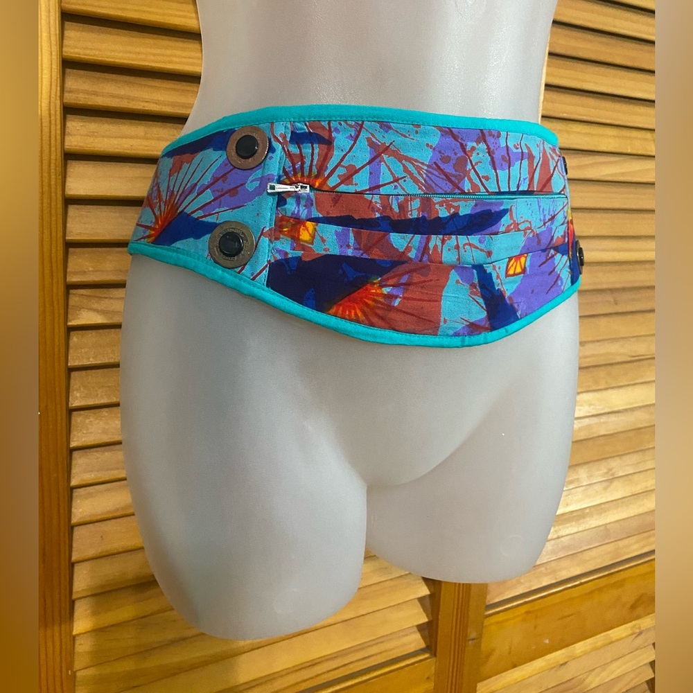 Rainbow-Jo: Cool belt with pocket!